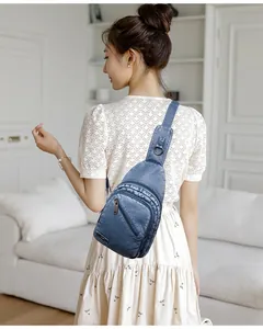 Gros plan du sac à bandoulière bleu vintage avec plusieurs fermetures éclair et cuir lavé