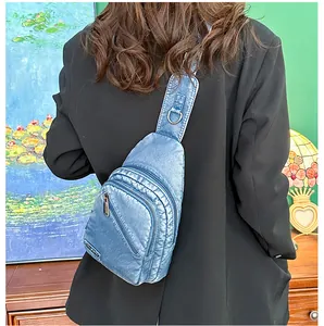 Vue arrière du modèle portant un sac de poitrine bleu vintage en cuir souple multi-poches