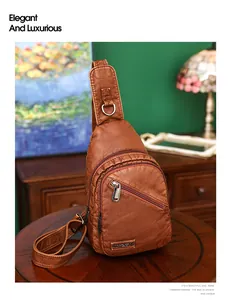 Détail du sac de poitrine vintage marron avec fermetures éclair sur une table en bois
