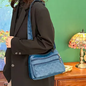 Klassieke blauwe gewatteerde crossbodytas voor dames met meerdere ritsvakken en verstelbare riem