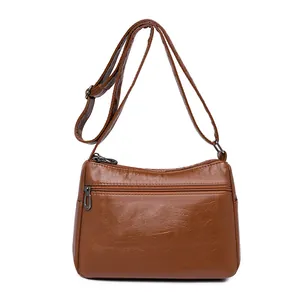 Bruine crossbodytas van gewassen leer met geborduurd hartpatroon en verstelbare riem