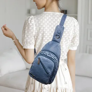 Sac de poitrine en cuir PU bleu foncé avec fermetures éclair et texture grainée fine