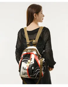 Détail du sac à dos oxford à motifs avec bretelles marron et boucle métallique