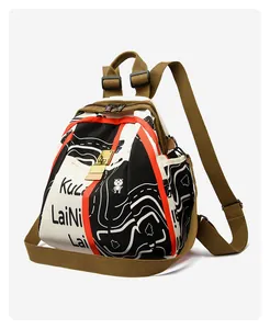 Détail d'un sac à dos en nylon imperméable avec bordure orange et motif abstrait