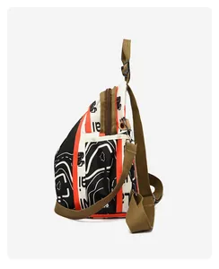 Vue latérale du grand sac de poitrine en nylon avec rayures oranges et sangle verte