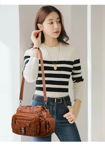 Sac à bandoulière en similicuir marron à texture grainée avec plusieurs poches zippées