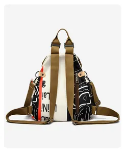 Détail du sac à dos Oxford color-block avec poche latérale zippée et motifs abstraits