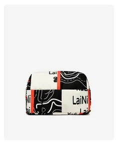Détail d'une trousse de maquillage imprimée avec bande orange et motifs de lettres