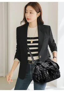 Détail du sac à bandoulière rétro noir avec fermetures éclair argentées et rivets