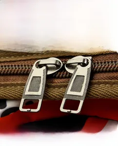 Gros plan des doubles fermetures éclair en métal vintage sur un sac à dos oxford
