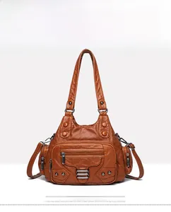 Vue de face d'un sac en cuir vintage marron avec rivets décoratifs et poches zippées