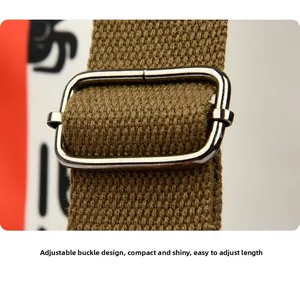 Vue détaillée de la boucle en métal réglable et de la sangle en toile épaisse