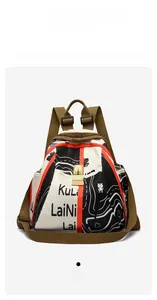 Détail du sac à dos en tissu Oxford avec imprimé graffiti et boucle métallique