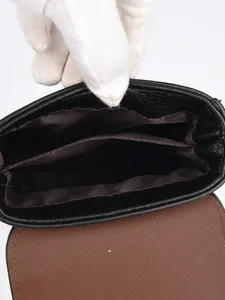 Borsa a tracolla in pelle nera con trama martellata e doppi scomparti interni
