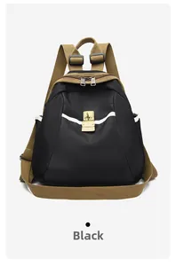 Détail d'un sac à dos noir en oxford avec sangles tissées brunes et boucle métallique