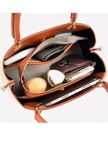 Draufsicht auf das Innenleben der Lederhandtasche mit großen Fächern und Reißverschlusstasche