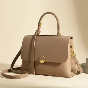 Borsa a mano minimalista in pelle marrone chiaro con chiusura dorata e tracolla