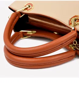 Details der zweifarbigen Lederhandtasche mit goldener Hardware und Känguru-Logo