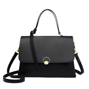 Elegante borsa a mano in pelle nera a grana di litchi con fibbia dorata e tracolla