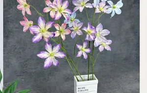 Dettaglio di clematidi artificiali colorate con petali di seta in un vaso di ceramica