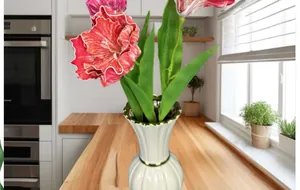 Vase en céramique blanche avec bord doré et amaryllis rouges dans une cuisine moderne