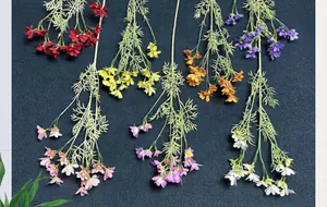 Detaillierte Draufsicht auf künstliche Kosmosblumen in sieben lebendigen Farben