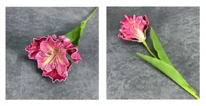 Détail macro d'un iris artificiel en EVA avec pétales violets et cœur jaune vif