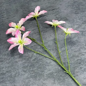 Clematis artificiale a cinque teste con petali sfumati rosa e bianchi su steli verdi