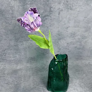 Fleur d'iris réaliste violette et blanche dans un vase en verre vert texturé