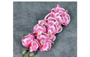 Detail van kunstmatige roze gevlekte orchideeën met realistische bloemblaadjes en knoppen