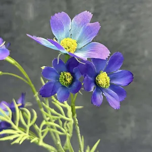 Künstlicher Kosmosstrauß mit blau-violetten Blüten und grünem Laub für die Heimdekoration