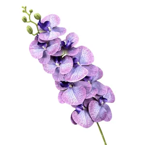 Realistische paarse kunstmatige Phalaenopsis orchidee met negen bloeiende bloemhoofden