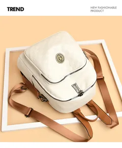 Détail de la texture damier et du logo vintage sur le sac à dos en cuir ivoire