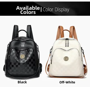 Détail de la texture en damier sur les sacs à dos en simili cuir noir et crème