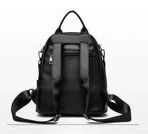 Vue arrière du sac à dos noir en cuir grainé avec bretelles réglables et poche antivol