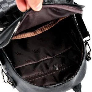 Sac à dos à motif damier montrant l'intérieur spacieux et les compartiments de rangement