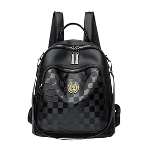 Sac à dos tendance en cuir noir pour femme avec motif damier et emblème doré