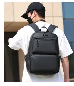 Détails d'un sac à dos d'affaires noir multi-poches porté par un mannequin en extérieur