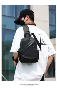 Détail du tissu technique imperméable et de la fermeture éclair du sac de poitrine