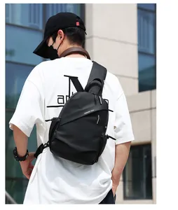 Détail extérieur d'un sac bandoulière étanche en tissu technique noir à large sangle