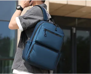 Détail du sac à dos business bleu foncé avec poches zippées et bretelles en maille respirante