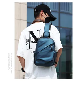 Détail du sac bandoulière bleu paon imperméable avec bandoulière rembourrée réglable