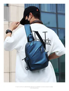 Sac bandoulière homme en tissu technique imperméable vu de côté sur un mannequin