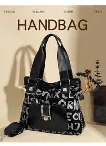 Detailansicht der schwarzen Graffiti-Lederhandtasche mit Nieten und Metallschließe