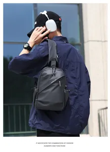 Sac bandoulière homme en tissu technique imperméable porté par un mannequin de dos