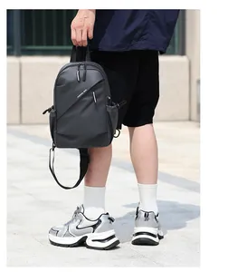 Détail du sac étanche en tissu technique noir avec poche diagonale et texture fine
