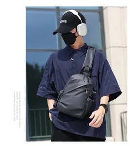 Sac de poitrine gris foncé imperméable pour homme présenté dans un décor urbain chic