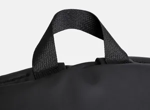 Dettaglio della maniglia superiore in nylon su zaino nero per un trasporto comodo