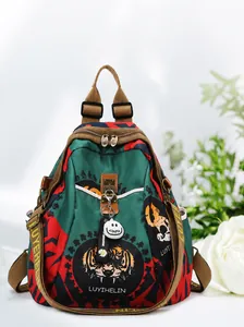 Détail du sac à dos motif tigre avec boucle métallique sûre et touches florales vertes