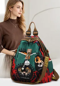Détail du sac à dos tigre haute capacité avec sangle tendance porté par un mannequin